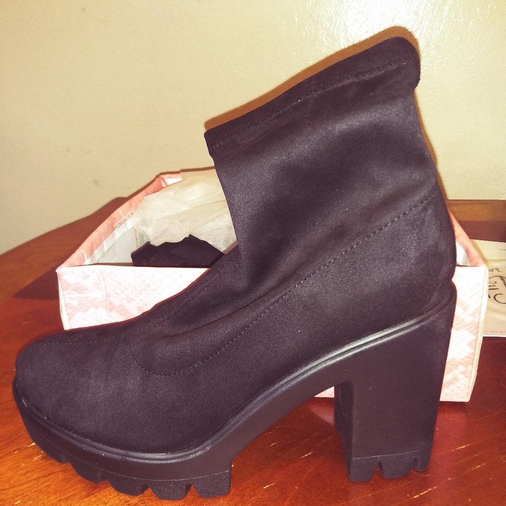 Size US 10 BRAND NEW